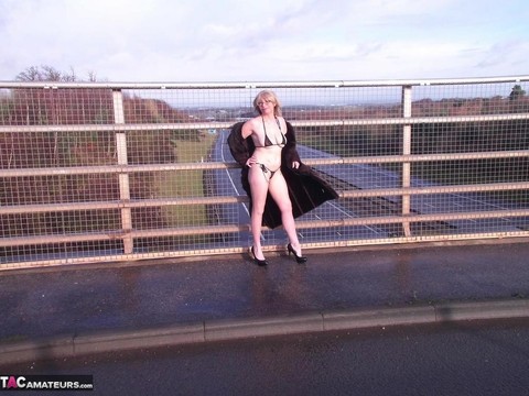 Older amateur Barby Slut flashes on a sidewalk upon an overpass | Фото 3