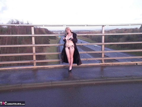 Older amateur Barby Slut flashes on a sidewalk upon an overpass | Фото 4