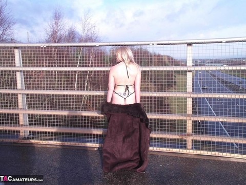 Older amateur Barby Slut flashes on a sidewalk upon an overpass | Фото 9