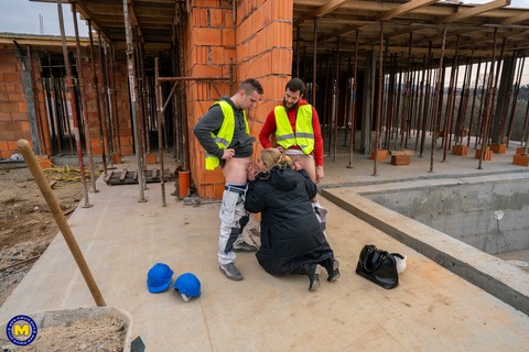 Older blonde engages in hardcore sex with construction workers | Фото 5