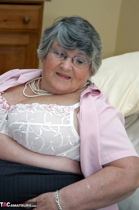 Obese granny Grandma Libby gets completely naked on a leather chesterfield | Фото 2