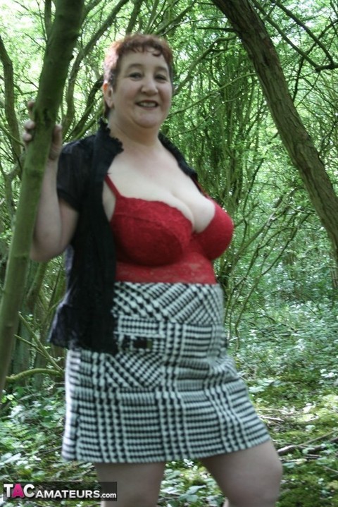 Mature lady Kinky Carol shows her huge tits and butt amid undergrowth | Фото 4