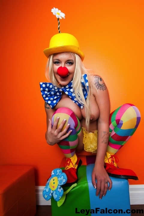 Hot cosplay MILF Leya Falcon in clown costume fondling her huge big tits | Фото 12