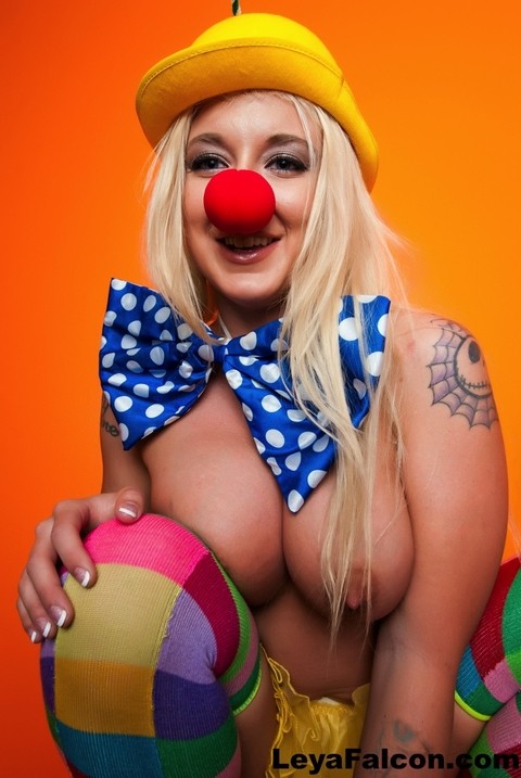 Hot cosplay MILF Leya Falcon in clown costume fondling her huge big tits | Фото 13