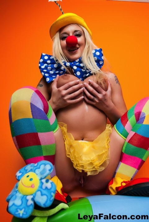 Hot cosplay MILF Leya Falcon in clown costume fondling her huge big tits | Фото 14