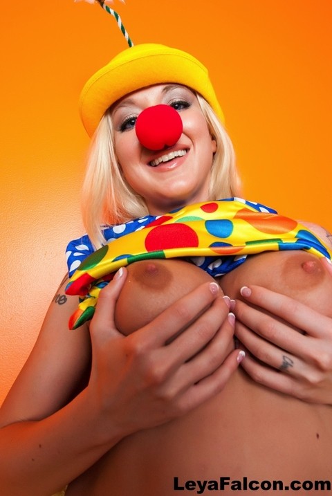 Hot cosplay MILF Leya Falcon in clown costume fondling her huge big tits | Фото 3