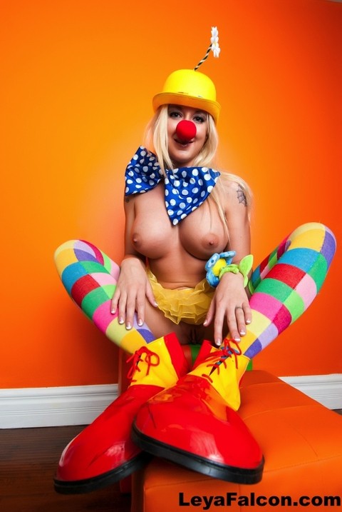 Hot cosplay MILF Leya Falcon in clown costume fondling her huge big tits | Фото 6