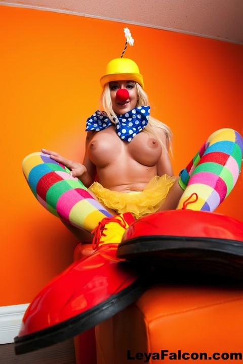 Hot cosplay MILF Leya Falcon in clown costume fondling her huge big tits | Фото 7