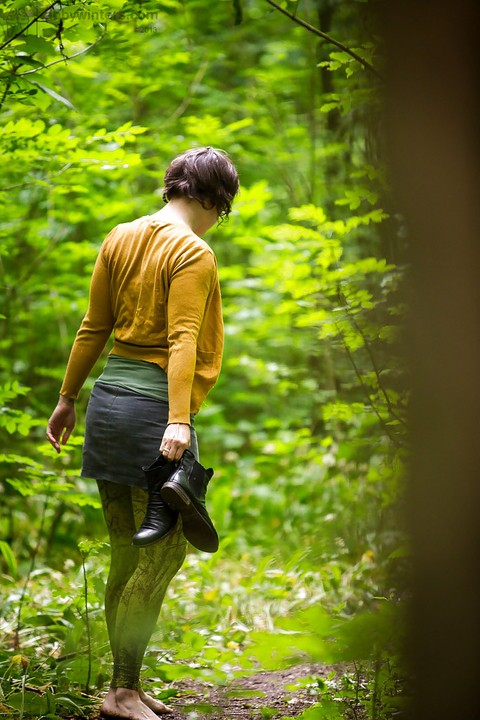 Voyeur snaps of naked brunette chick in glasses getting dressed in woods | Фото 16