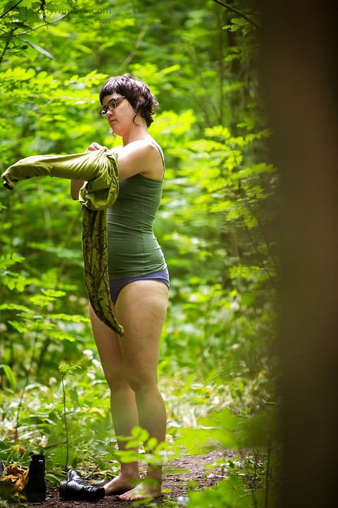 Voyeur snaps of naked brunette chick in glasses getting dressed in woods | Фото 7