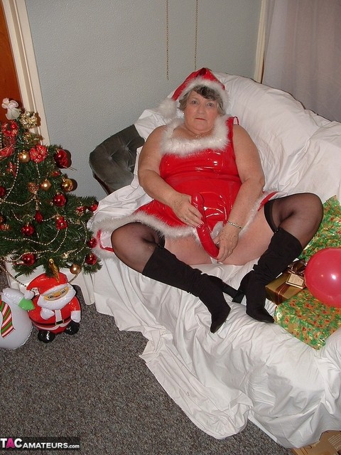 Obese nan Grandma Libby sucks and fucks Santa on a covered couch | Фото 3