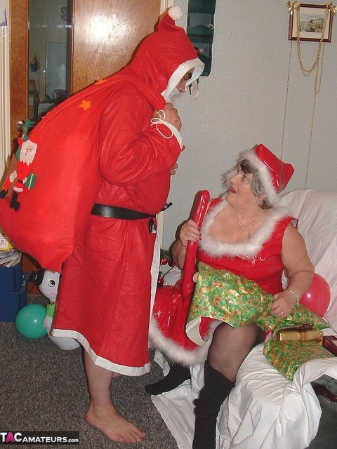 Obese nan Grandma Libby sucks and fucks Santa on a covered couch | Фото 7