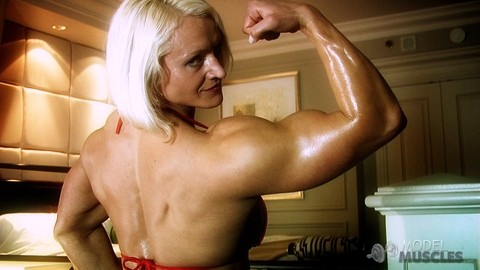 Slovenian bodybuilder Brigita Brezovac shows off her huge biceps & cleavage | Фото 16