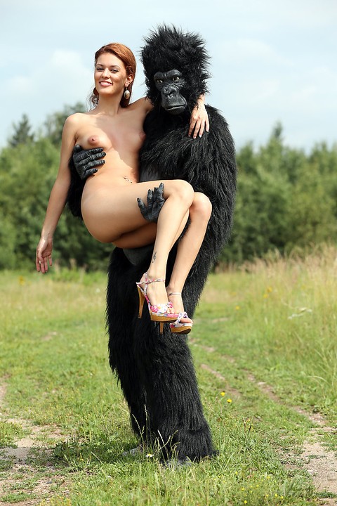 Sexy redhead cosplay chick Becca romps nude outdoors in heels with gorilla | Фото 2