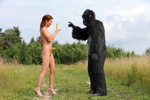 Sexy redhead cosplay chick Becca romps nude outdoors in heels with gorilla | Фото 4