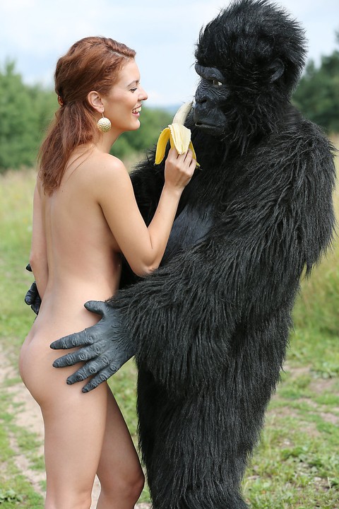 Sexy redhead cosplay chick Becca romps nude outdoors in heels with gorilla | Фото 7