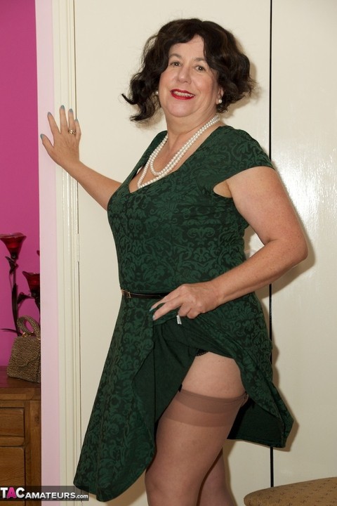 Mature UK amateur Speedy Bee doffs a dress before masturbating in tan nylons | Фото 14