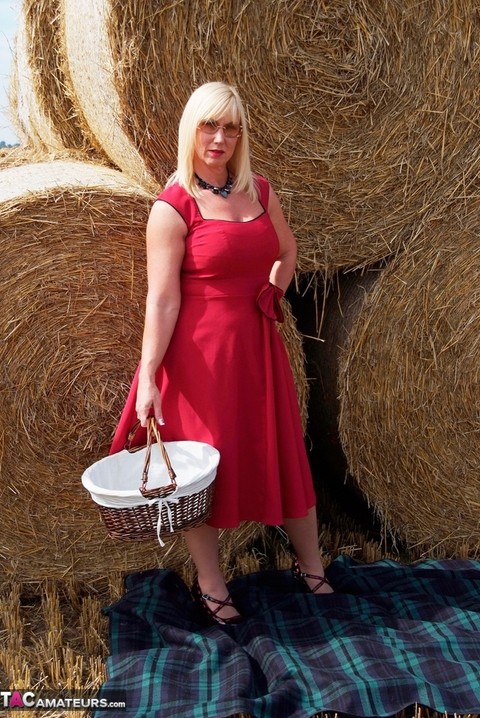 Blonde BBW Melody uncups her big tits on a blanket in front of round bales | Фото 1