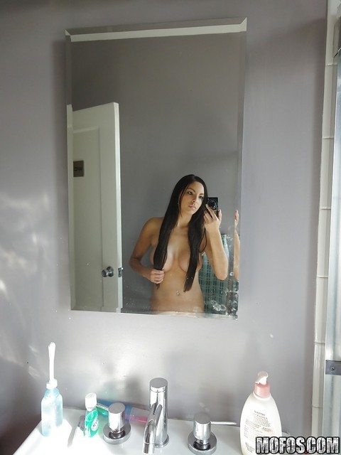 Latina brunette Danni Cole dose self shots while naked in the bathroom | Фото 15