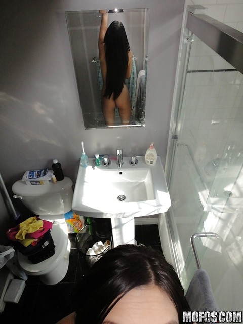 Latina brunette Danni Cole dose self shots while naked in the bathroom | Фото 8