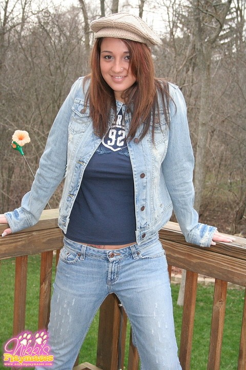 Solo girl Nikki Sims pulls down jeans over panties in a knitted capon deck | Фото 1