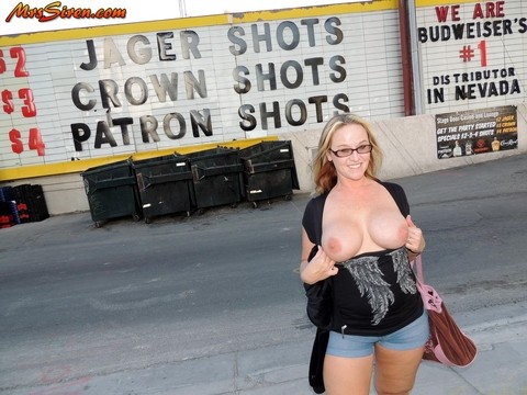 PAWG Dee Siren gets naked and sucks a cock while out in public places | Фото 17