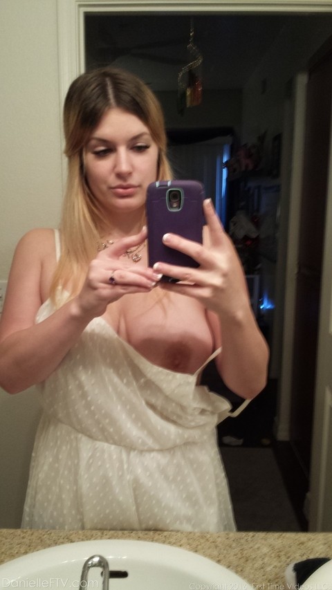 Big boobed amateur Danielle takes naked selfies around the house | Фото 5