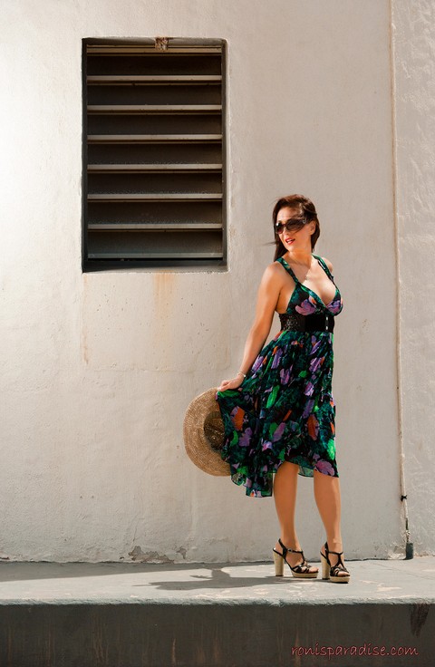 Classy older lady Roni Ford hitches her dress up at beach in hose and sun hat | Фото 1