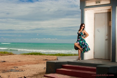 Classy older lady Roni Ford hitches her dress up at beach in hose and sun hat | Фото 2