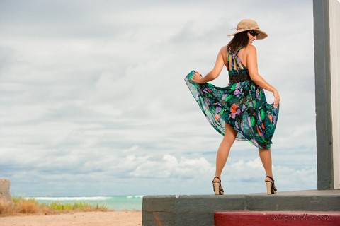 Classy older lady Roni Ford hitches her dress up at beach in hose and sun hat | Фото 9