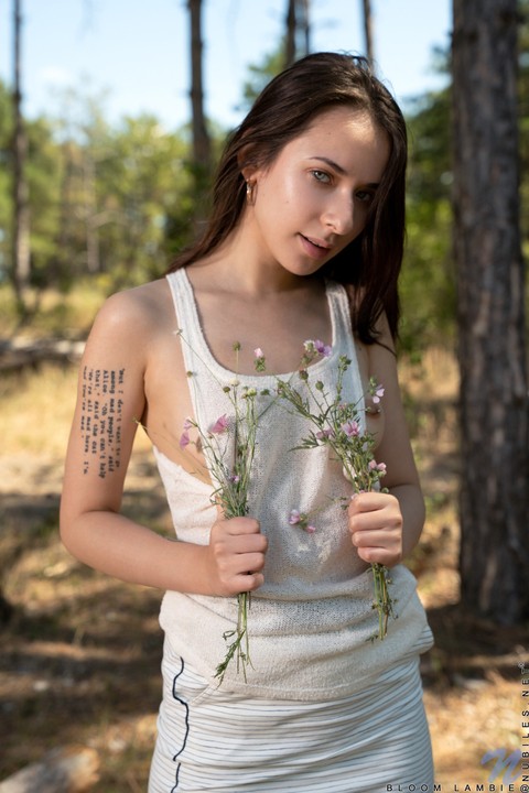 Sweet teen Bloom Lambie finger spreads her pink pussy on a log in the woods | Фото 3