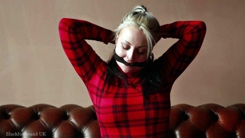 Blonde female straps on a cleave gag before hogtying herself on a couch | Фото 10