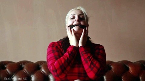 Blonde female straps on a cleave gag before hogtying herself on a couch | Фото 3