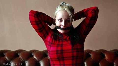 Blonde female straps on a cleave gag before hogtying herself on a couch | Фото 4