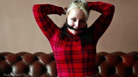 Blonde female straps on a cleave gag before hogtying herself on a couch | Фото 8