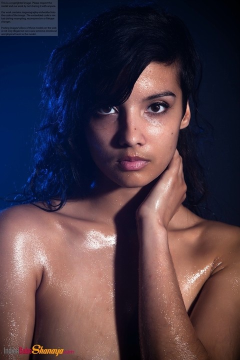 Indian chick shows off her big natural tits while modeling in the nude | Фото 14