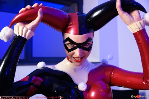 Solo model Harley Quinn poses for a non nude shoot in a costume made of latex | Фото 1