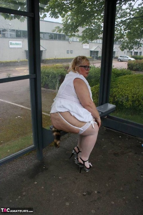 Fat blonde woman Lexie Cummings exposes herself in a public bus shelter | Фото 10