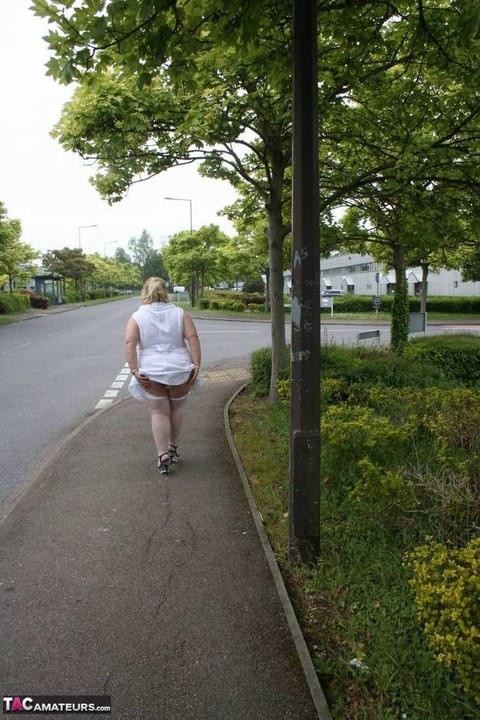 Fat blonde woman Lexie Cummings exposes herself in a public bus shelter | Фото 18