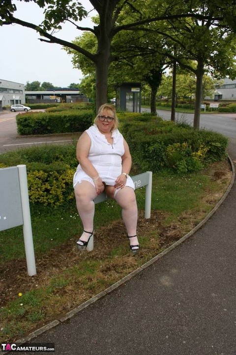 Fat blonde woman Lexie Cummings exposes herself in a public bus shelter | Фото 19