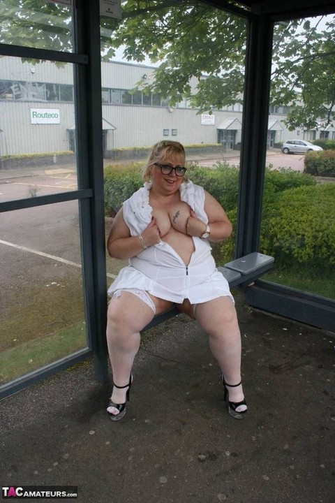 Fat blonde woman Lexie Cummings exposes herself in a public bus shelter | Фото 2