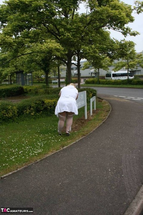 Fat blonde woman Lexie Cummings exposes herself in a public bus shelter | Фото 20