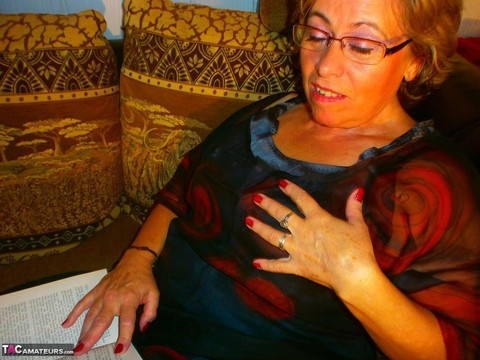 Aged amateur Caro pulls out her large breasts while reading a book in glasses | Фото 8