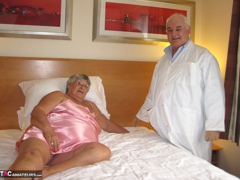 Obese nan Grandma Libby has sexual relations with her old doctor on her bed | Фото 1