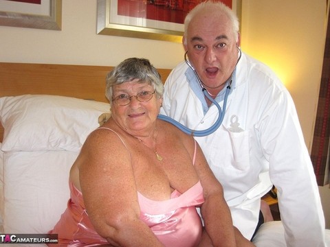 Obese nan Grandma Libby has sexual relations with her old doctor on her bed | Фото 3