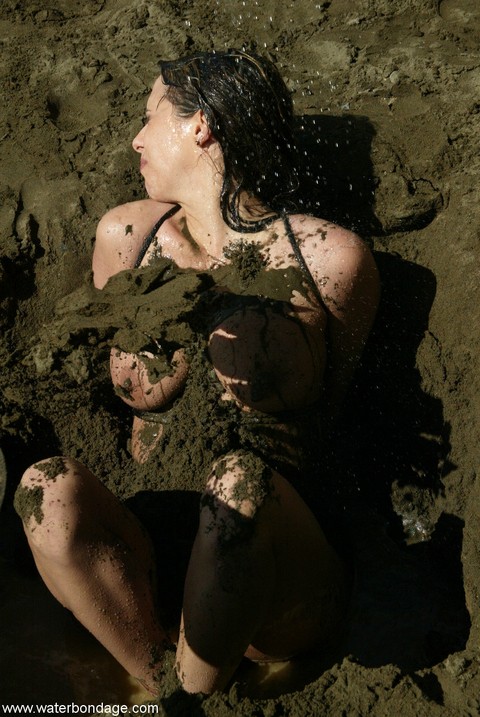 Bound slut with big boobs Sasha Sparks gets buried in mud by her lezdom | Фото 14