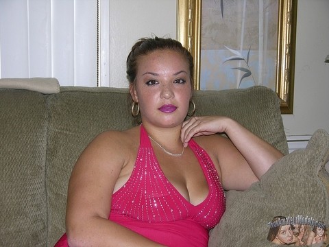 Amateur BBW Brittany K slips off her red dress to model totally naked at home | Фото 1