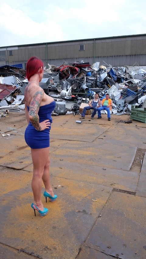 Redhead MILF with tattoos and fake tits gets banged in a junk yard 3some | Фото 1