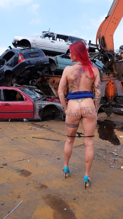 Redhead MILF with tattoos and fake tits gets banged in a junk yard 3some | Фото 4