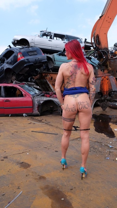 Redhead MILF with tattoos and fake tits gets banged in a junk yard 3some | Фото 5